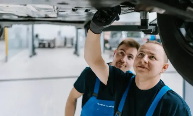 Mechanicy sprawdzają podwozie auta. Wymiana oleju w skrzyni biegów DSG 7-stopniowej co ile?
