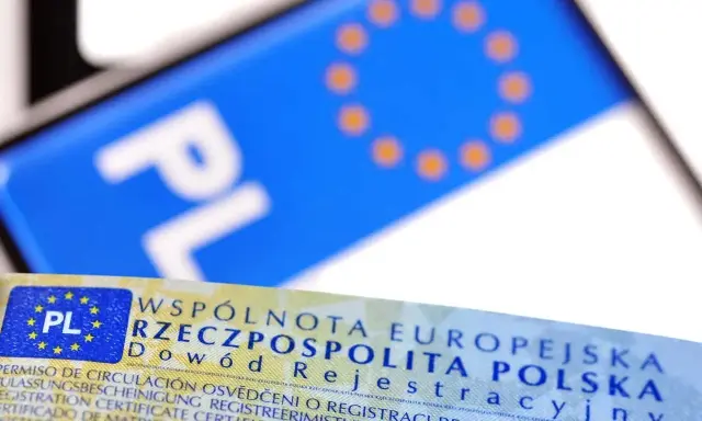 Dowód rejestracyjny z napisem "RZECZPOSPOLITA POLSKA" i symbolem UE. Cepik zatrzymany dowód rejestracyjny.