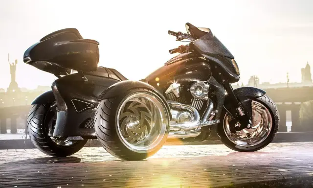 Czarny, lśniący motocykl trójkołowy na kat B. z chromowanymi felgami, gotowy na podbój miasta.