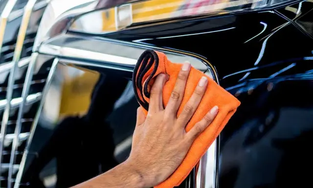 Ile trwa woskowanie auta? Realny czas i sekrety detailera