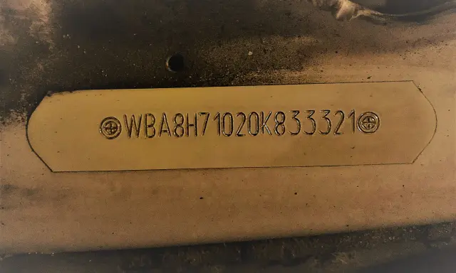 Tabliczka z numerem VIN pojazdu: WBA8H71020K833321.