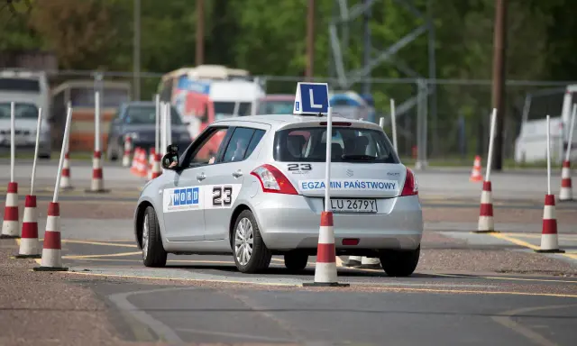 Srebrny samochód z literą "L" na dachu i napisem "EGZAMIN PAŃSTWOWY" na klapie bagażnika, pokonuje tor przeszkód. Czyżby to był rekord w zdawaniu prawa jazdy?