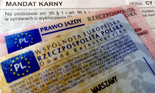 Prawo jazdy i dowód rejestracyjny. Czy przy odbiorze dowodu rejestracyjnego trzeba oddać tymczasowy? Dokumenty są kluczowe.