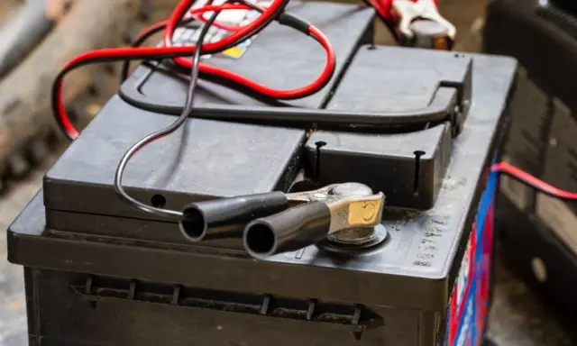 Jak prawidłowo podłączyć prostownik? Bezpieczny poradnik krok po kroku