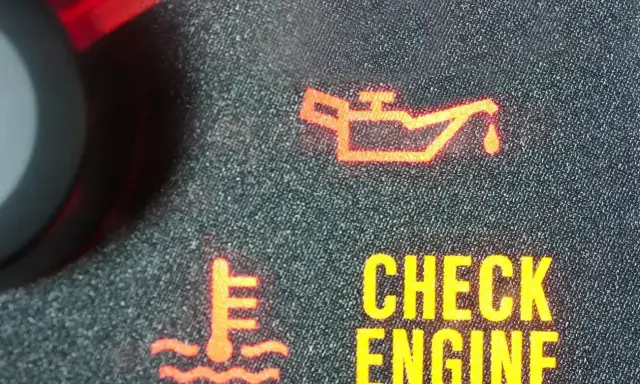 Żółta kontrolka oleju i "CHECK ENGINE" świecą się na desce rozdzielczej. Czas sprawdzić poziom oleju i silnik.