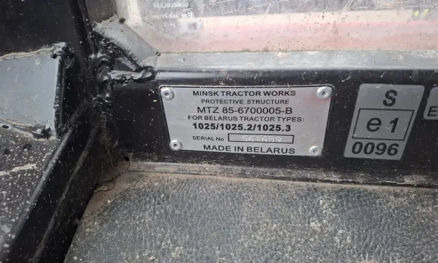 Tabliczka znamionowa z napisem "MINSK TRACTOR WORKS", zawierająca dane techniczne i numer seryjny traktora. Nazwa organu rejestrującego nie jest widoczna.