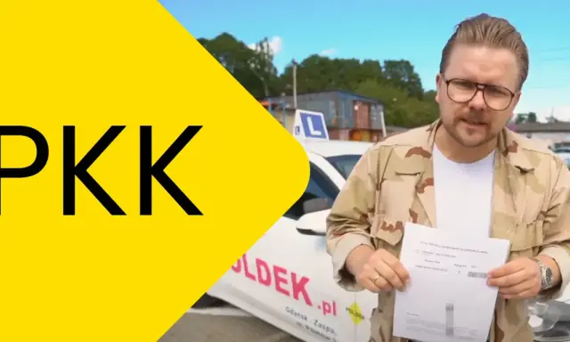 Jak wyrobić PKK? Mężczyzna w okularach trzyma dokument przed samochodem z literą L.