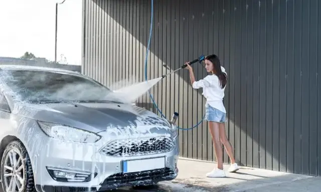 Jak korzystać z myjni ręcznej? Poradnik: lśniące auto bez błędów.