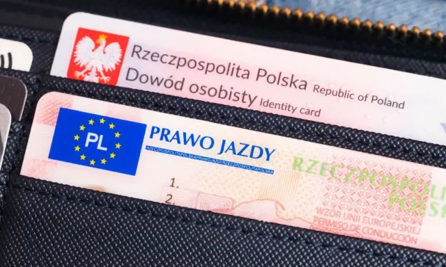 Polskie prawo jazdy i dowód osobisty w portfelu. Numer prawa jazdy jest widoczny na dokumencie z flagą UE.