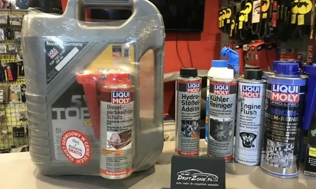 Duży kanister oleju silnikowego i kilka mniejszych preparatów do pielęgnacji samochodu, w tym dodatki do paliwa i płyny. Wszystkie oleje i preparaty to produkty marki Liqui Moly.