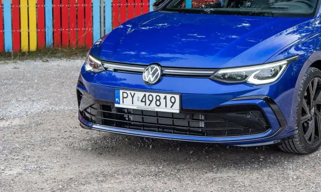 Niebieski Volkswagen z tablicą PY 49819, zapytanie "py co to za rejestracja" może dotyczyć właśnie tego numeru.