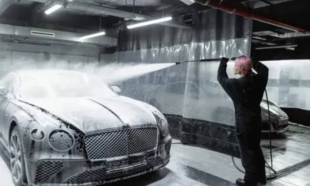 Jak myć auto aktywną pianą na myjni? Perfekcyjny efekt bez rys