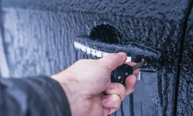 Zamarznięty zamek? Jak zabezpieczyć auto przed mrozem krok po kroku