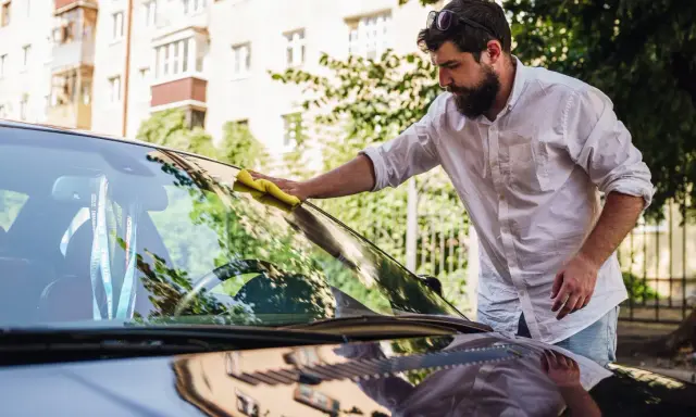 Wosk z samochodu: Jak usunąć go bez szkody dla lakieru?