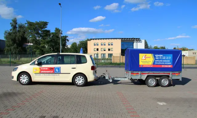 Nauka jazdy na autolawetę? Zobacz, jakie prawo jazdy na autolawetę jest potrzebne i jakie kursy oferuje szkoła jazdy Expert.