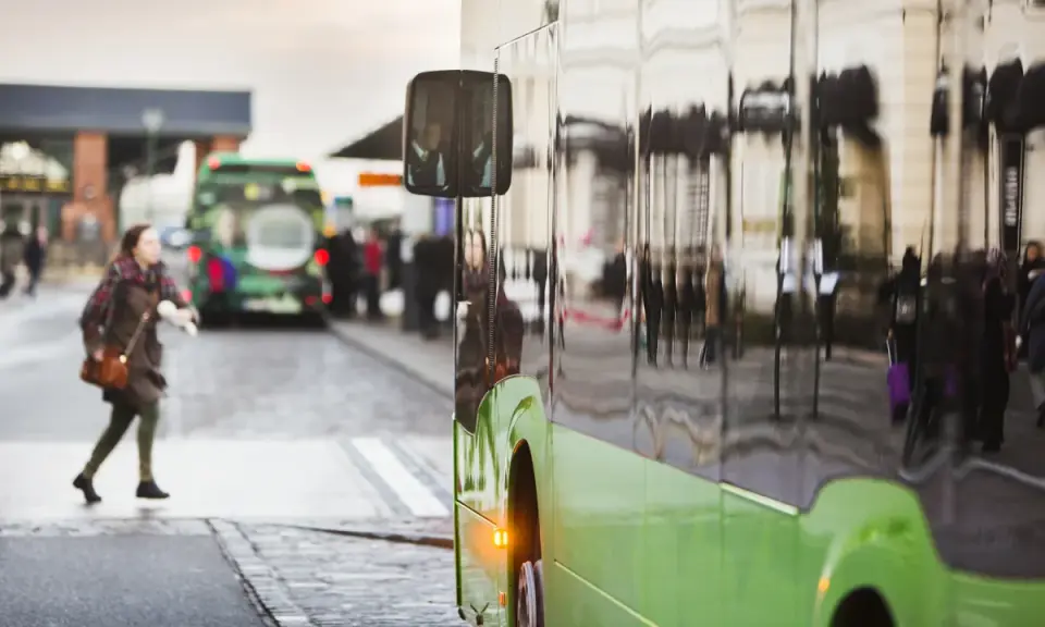Kobieta biegnie do autobusu kategorii pojazdu n3.
