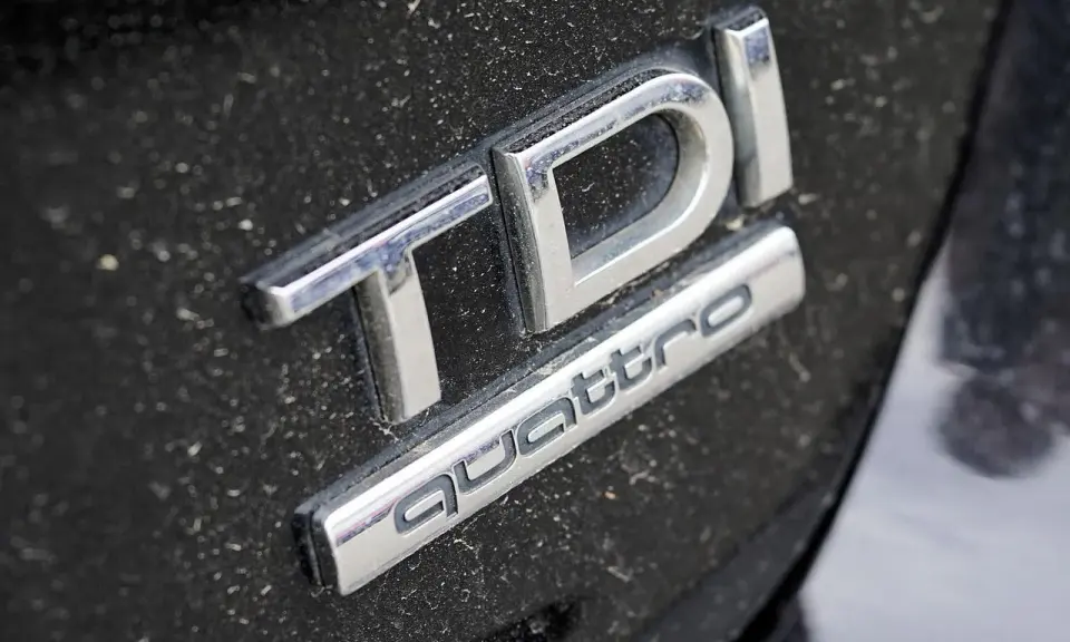 Emblemat TDI Quattro na zakurzonej czarnej karoserii. Zastanawiasz się, 2.0 tdi ile oleju potrzeba?