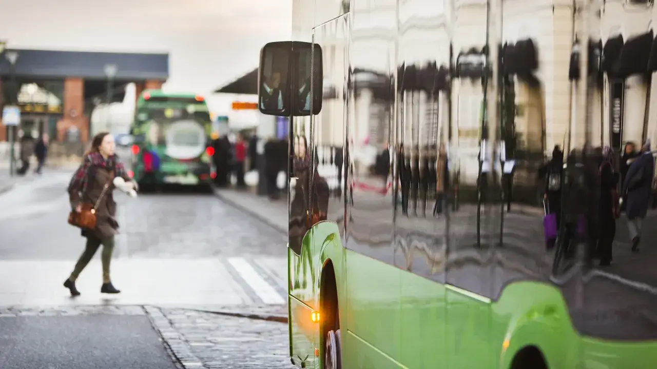 Kobieta biegnie do autobusu kategorii pojazdu n3.