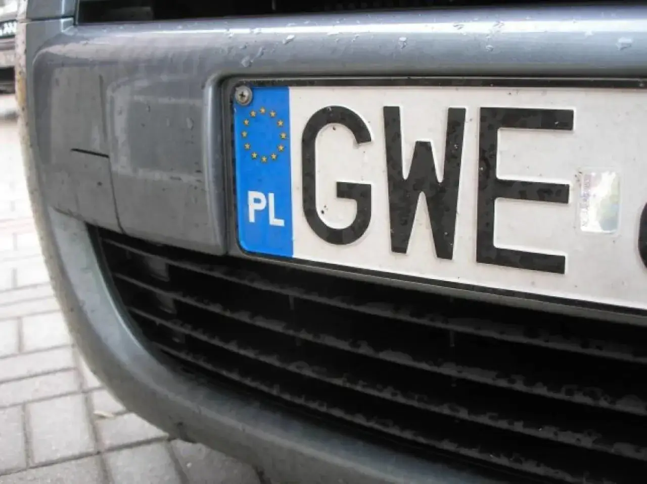 Szara zderzak z tablicą rejestracyjną GWE. PL.