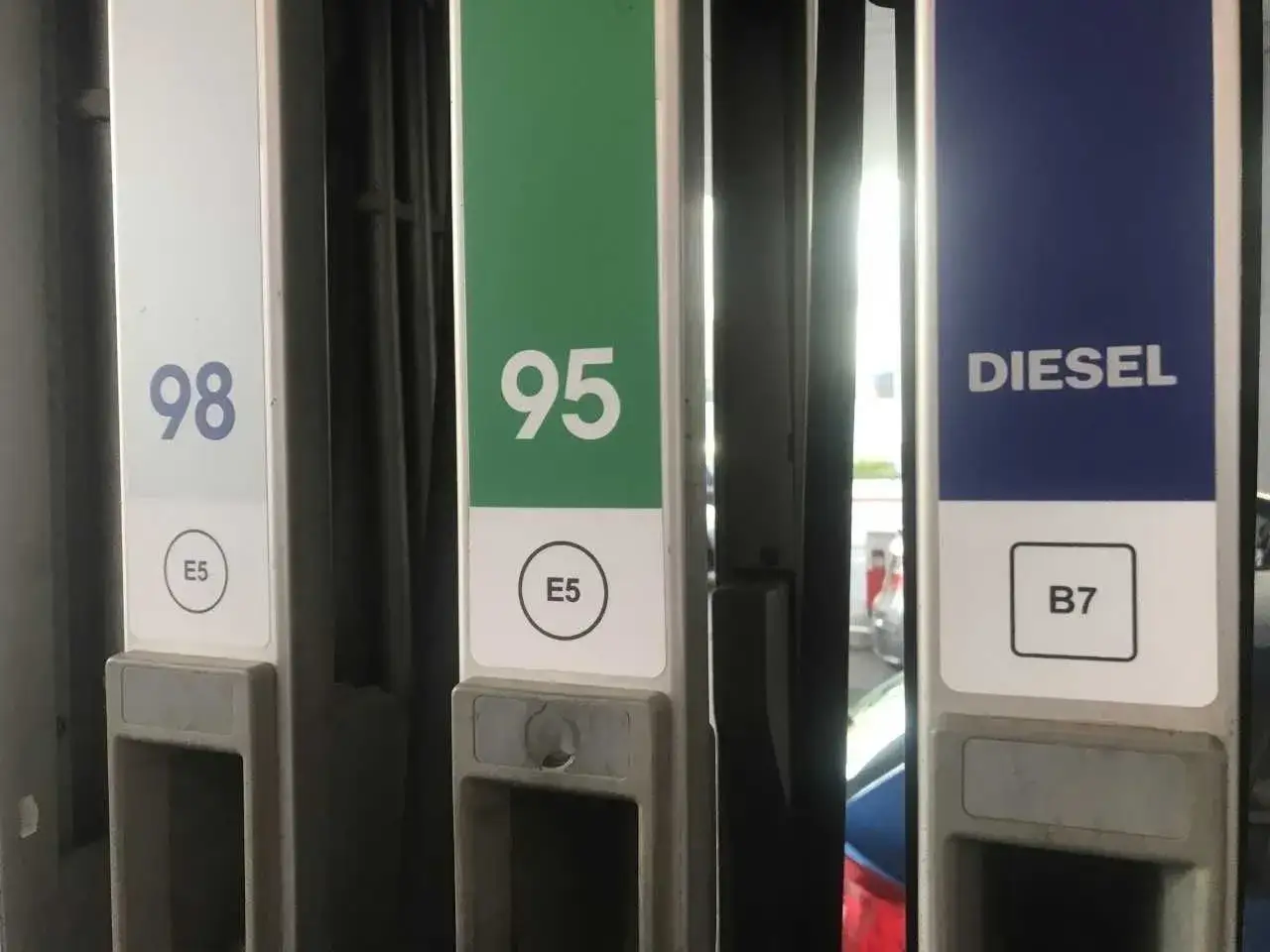 Stacja paliw: dystrybutory z benzyną 98, 95 (E5) i olejem napędowym (B7). Który tsi silnik benzyna czy diesel wybierzesz?