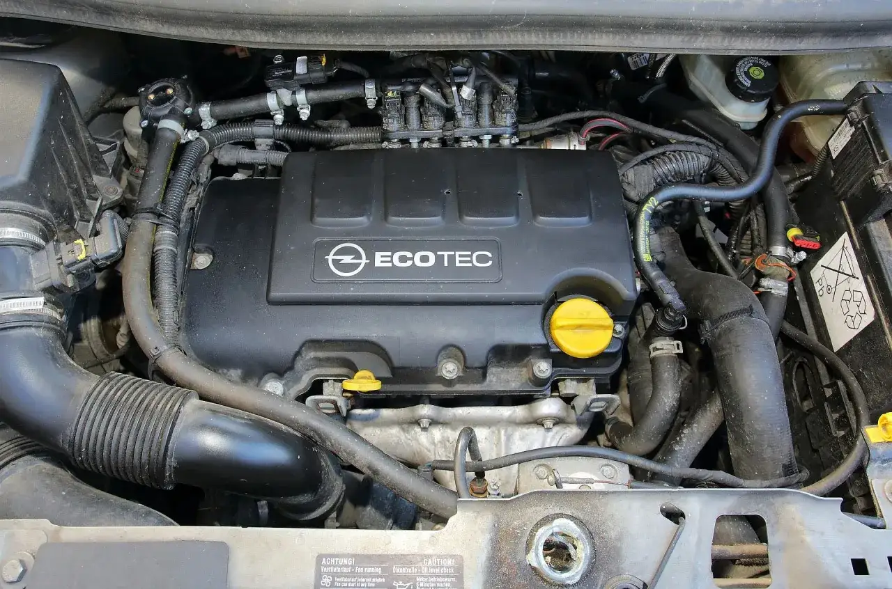 Silnik Ecotec w Oplu Meriva. Jaki silnik benzynowy wybrać? Ten widok pod maską może pomóc w decyzji.
