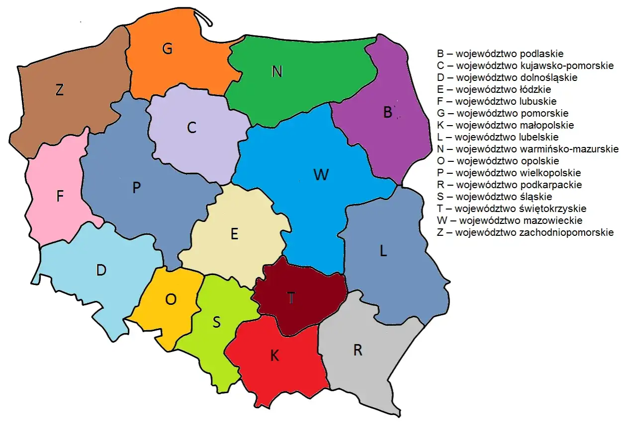 Mapa Polski z podziałem na województwa, gdzie każde z nich ma przypisany literowy kod rejestracyjny.