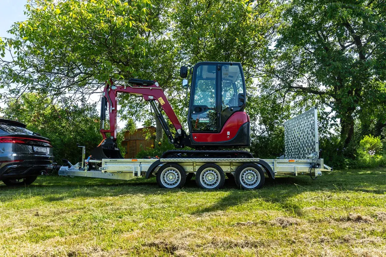 Mini koparka na przyczepie, gotowa do transportu. Ten pojazd kategorii N1 to idealne rozwiązanie dla budowlanych wyzwań.