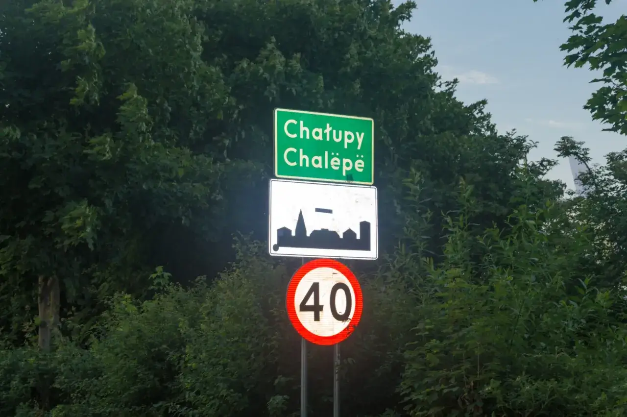 Znaki drogowe w Chałupach informują, że w terenie zabudowanym można jechać z prędkością 40 km/h.