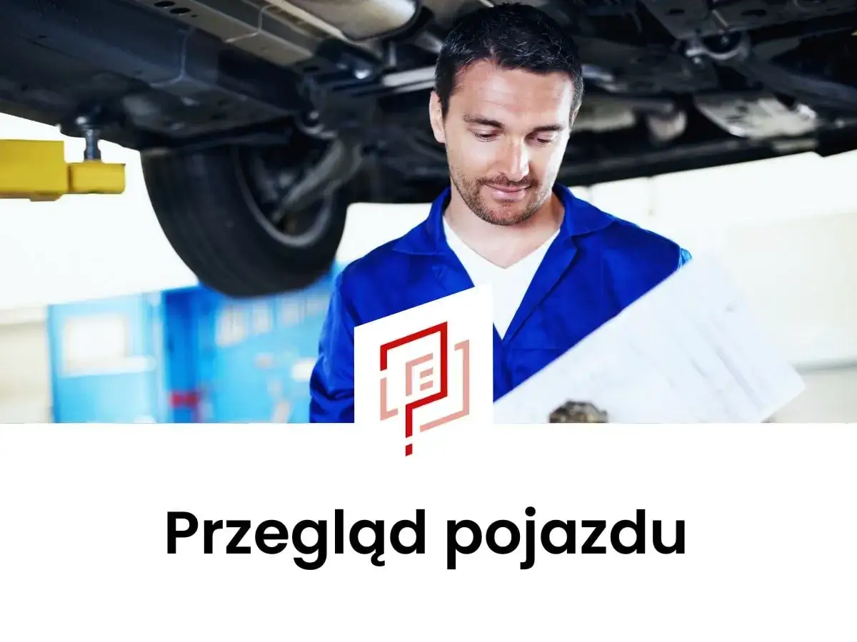 Mechanik w niebieskim kombinezonie sprawdza dokumentację. Dowiedz się, ile kosztuje przegląd samochodowy i zadbaj o swoje auto.
