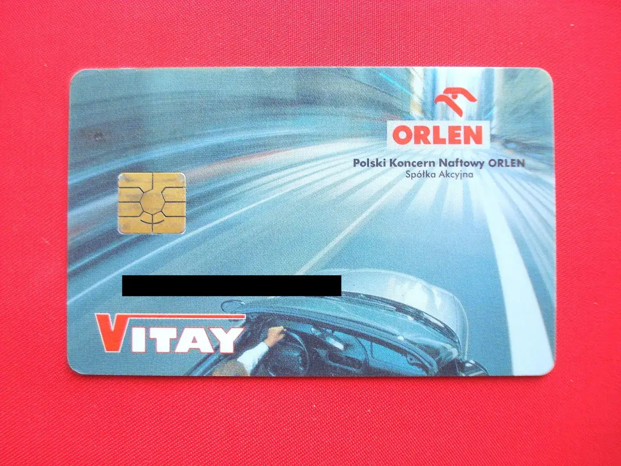 Karta Vitay Orlen, dzięki której możesz zbierać punkty na paliwo. Widoczny chip i logo Orlen.