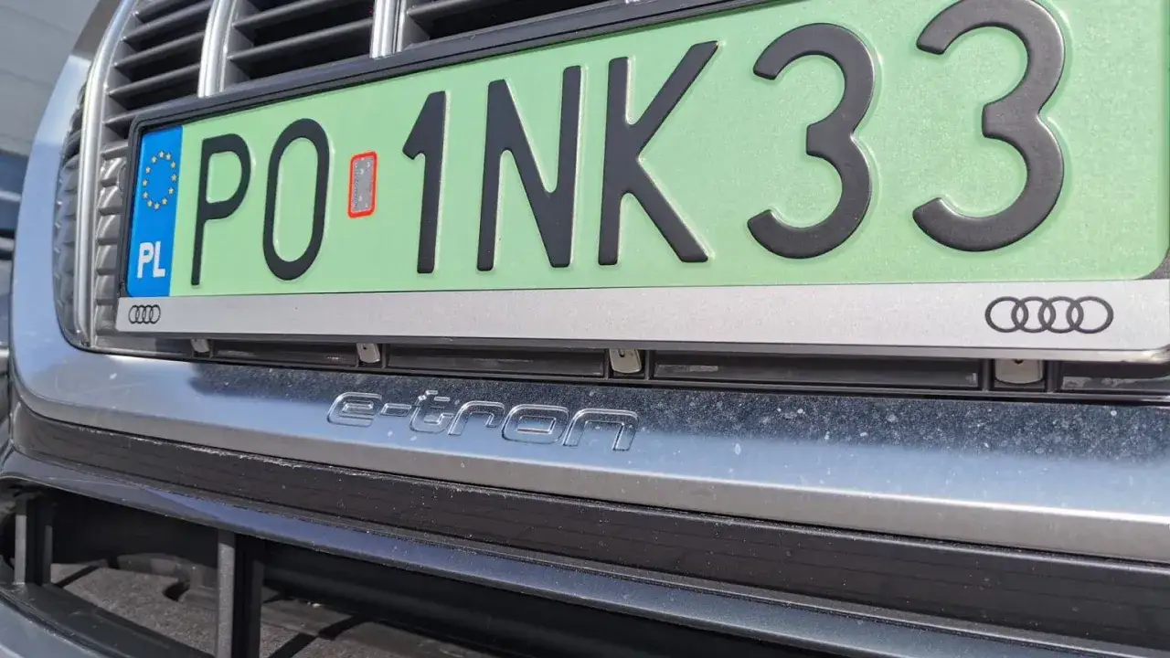 Audi e-tron z tablicą PO 1NK33. Zastanawiasz się, dlaczego samochodu nie ma w Cepik?
