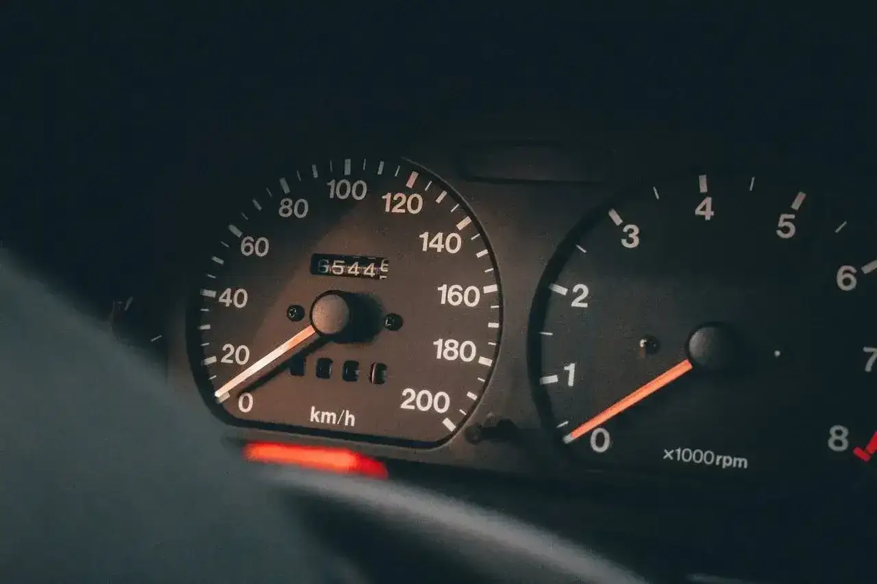 Prędkościomierz pokazuje 20 km/h, a obrotomierz poniżej 1000 obr./min. Idealne obroty diesel na postoju.