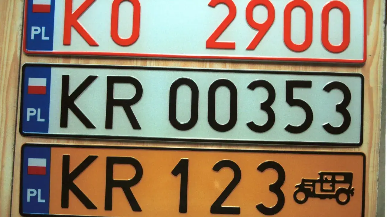 Trzy polskie rejestracje samochodowe: KO 2900, KR 00353 i KR 123 z symbolem starego auta.