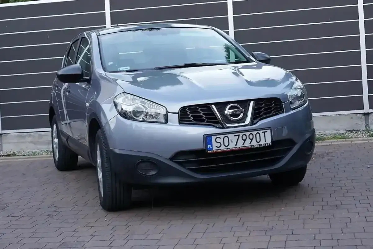 Szary Nissan Qashqai 1.6 benzyna, idealny do miasta. Sprawdź jego spalanie i przekonaj się, jak ekonomiczny jest ten model.