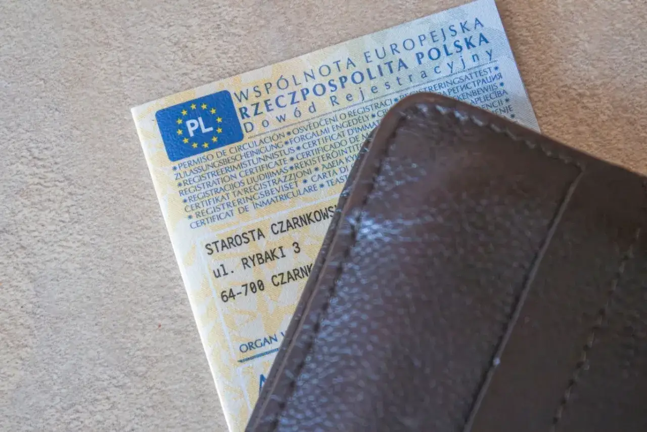 Dowód rejestracyjny pojazdu, który może być podstawą do nałożenia kary za nieodebranie go.