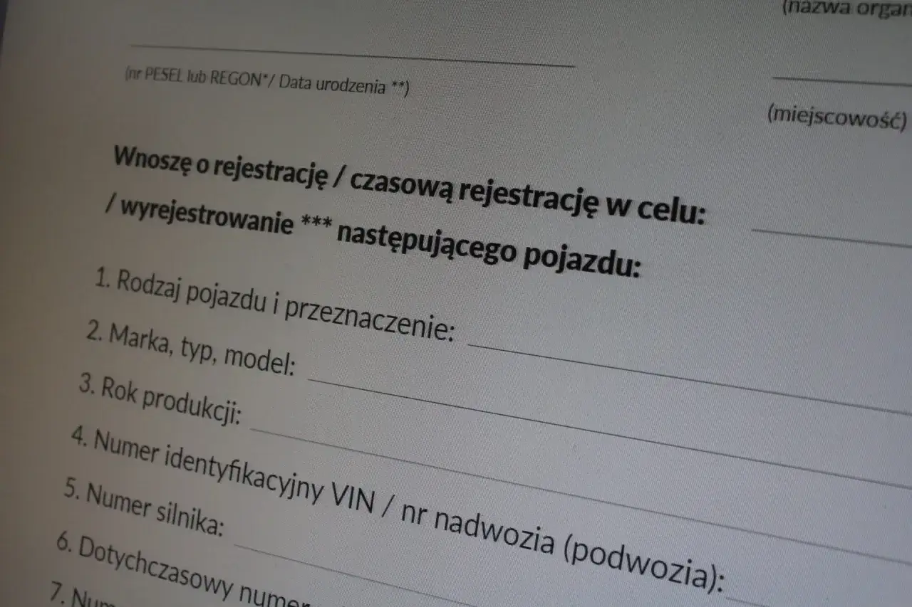 Formularz rejestracyjny pojazdu: potrzebne dane to rodzaj, marka, rok produkcji, numer VIN i silnika.