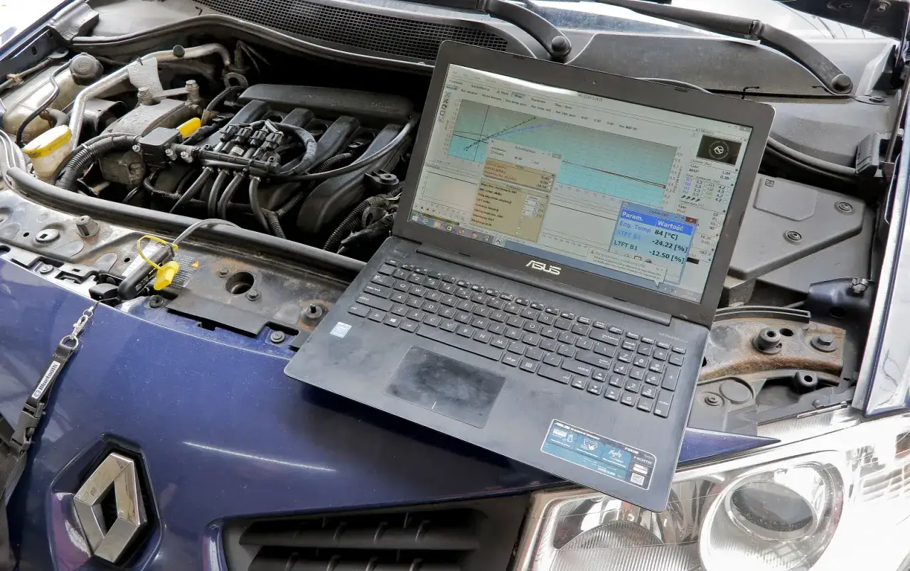 Diagnostyka silnika LPG. Na ekranie laptopa widać parametry pracy, które mogą wskazywać na uszkodzony sterownik LPG objawy.