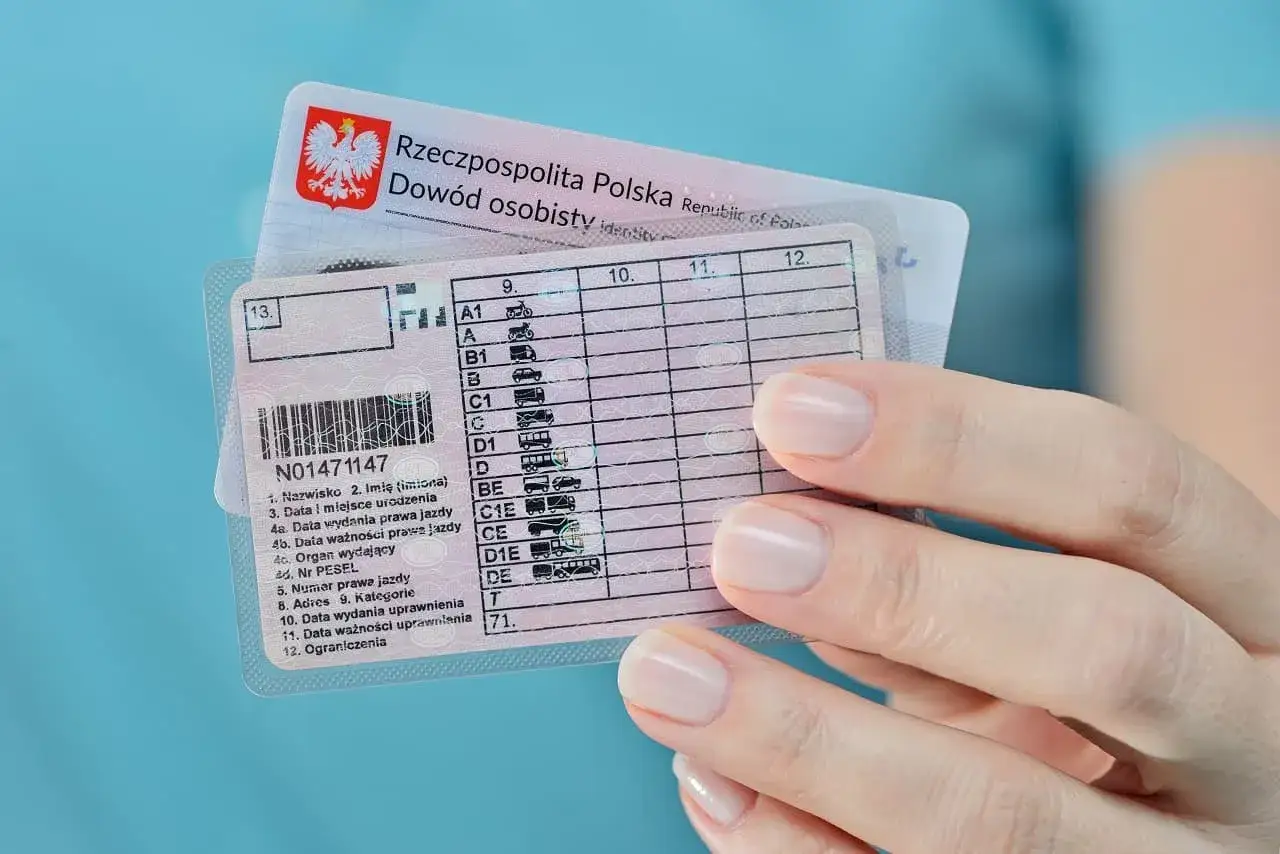 Polskie prawo jazdy z widocznymi kategoriami pojazdów. Dokument jest częścią dowodu osobistego.