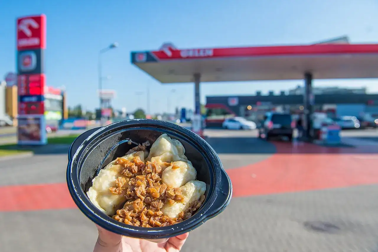 Pyszne pierogi z cebulką, które można kupić na stacji Orlen. Idealna przekąska w podróży.