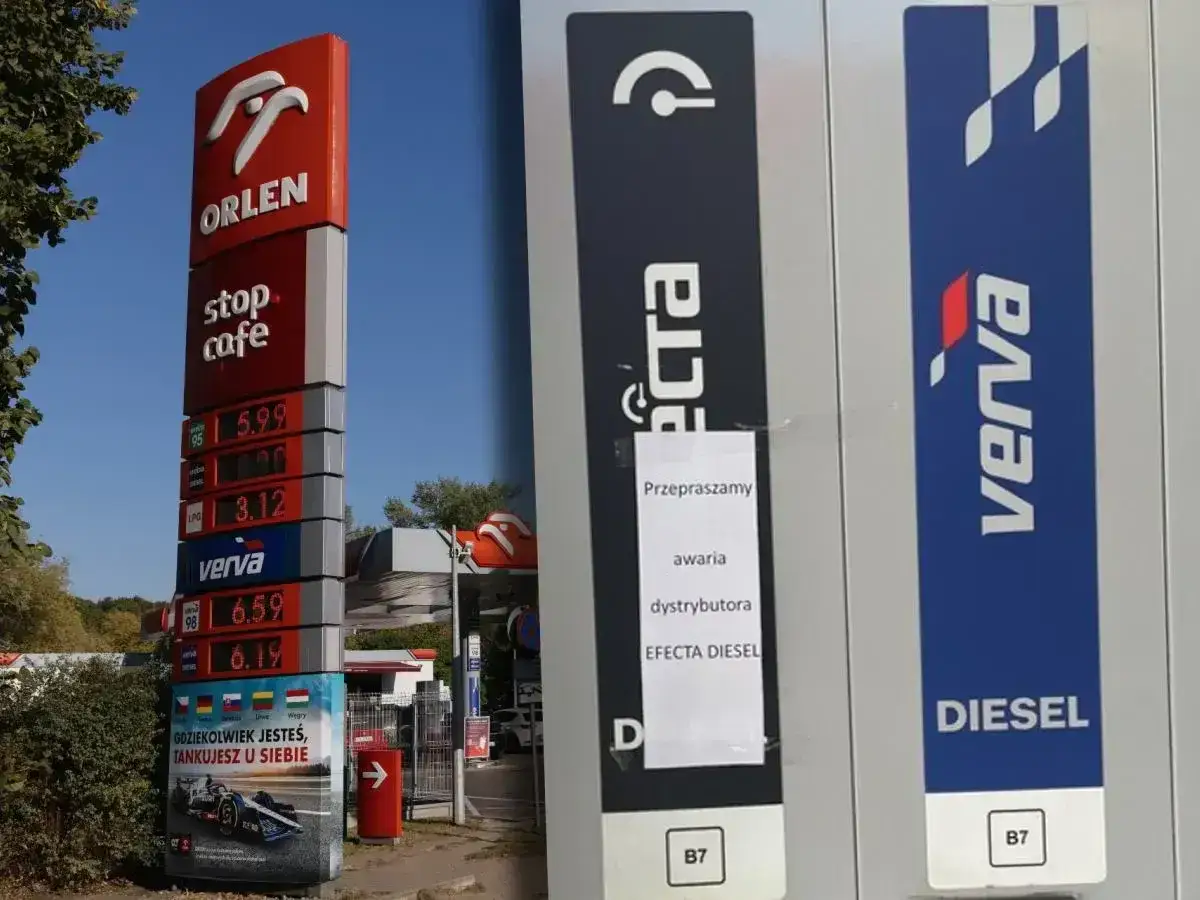 Stacja Orlen z cennikiem paliw, w tym paliwa verva. Obok dystrybutory z informacją o awarii.
