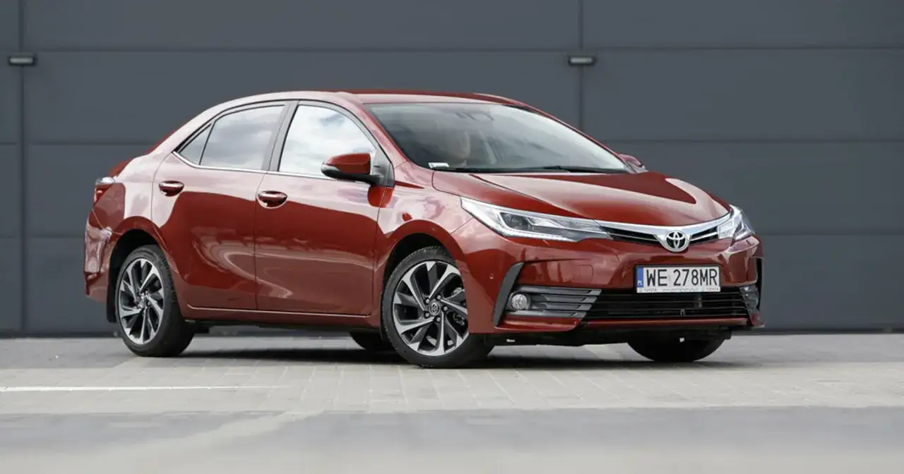 Czerwona Toyota Corolla 1.6 benzyna, idealna do miasta i na trasy. Sprawdź, ile pali!