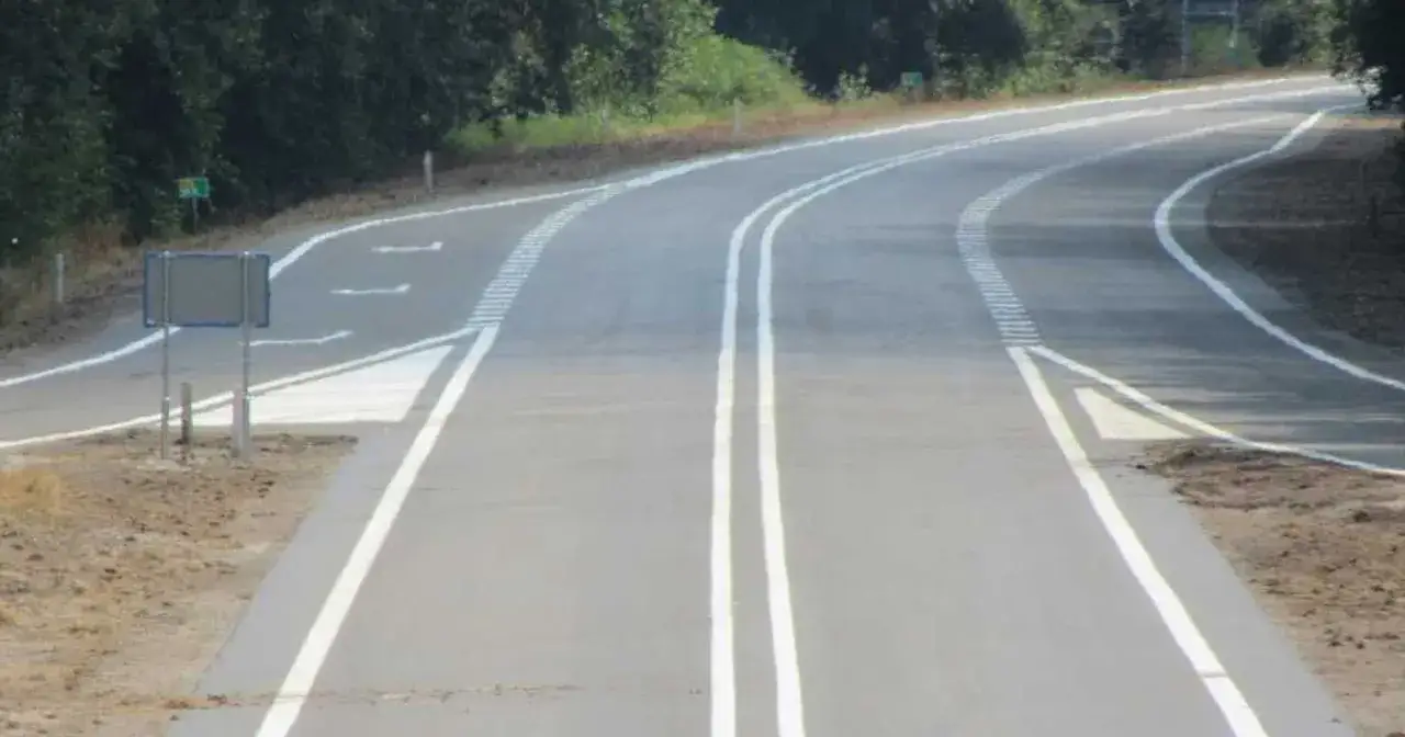 Droga z podwójną linią ciągłą i przerywaną wyznaczającą pasy ruchu.