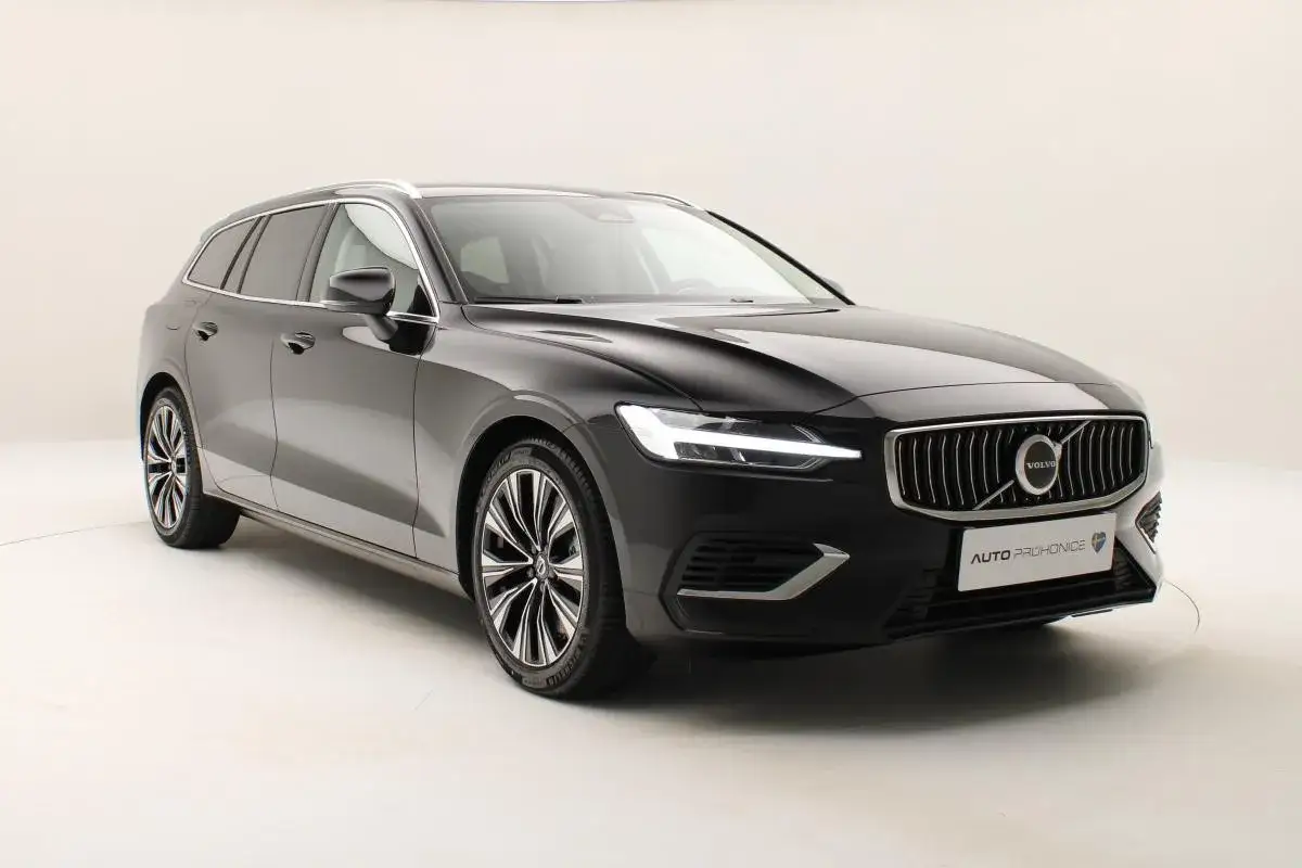 Eleganckie czarne Volvo V60 na białym tle. Zastanawiasz się, jaki silnik wybrać do tego modelu?