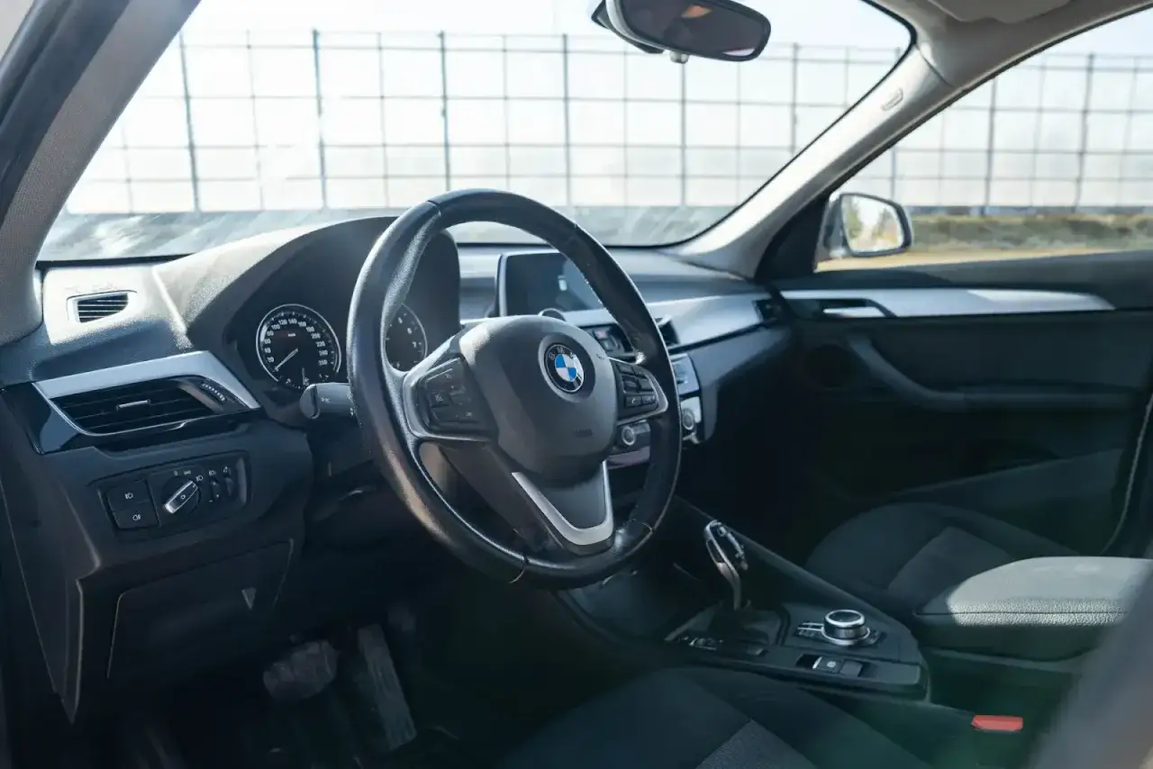Wnętrze BMW, deska rozdzielcza z kierownicą i dźwignią zmiany biegów. Idealne do kupna samochodu.