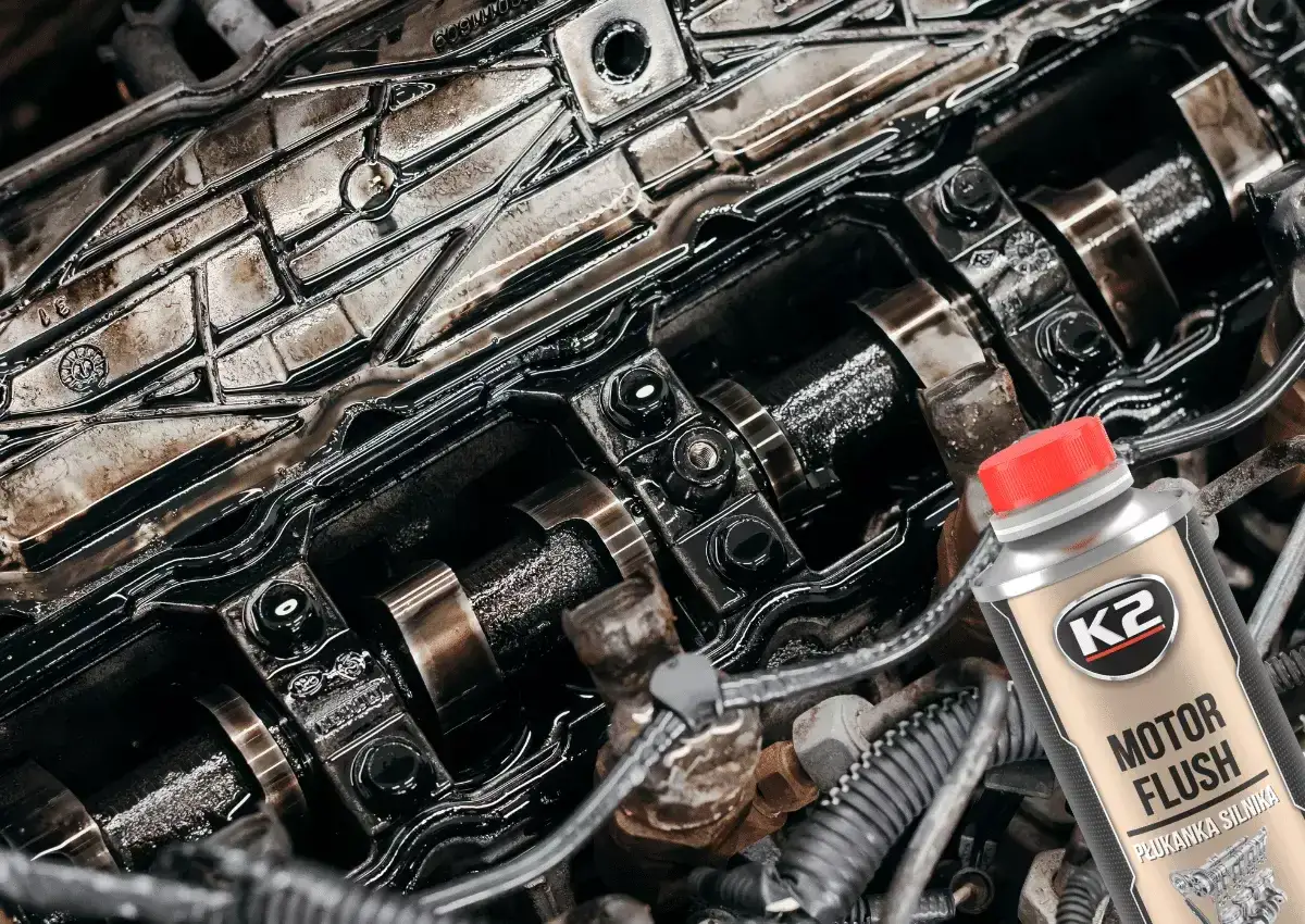 Brudny silnik i butelka płukanki K2 Motor Flush. Dowiedz się, jak zrobić płukankę silnika, by przywrócić mu czystość i moc.