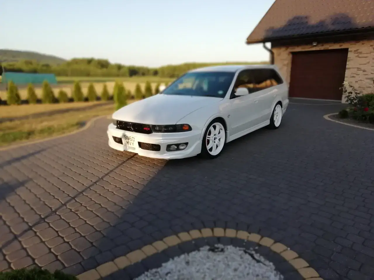 Białe kombi Mitsubishi Galant z felgami w tym samym kolorze, gotowe do homologacji M1.